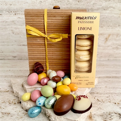 Bambuslåda med stora danska påskägg, lyxig påskblandning och Macarons